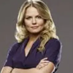 Jennifer Morrison, znana z filmów, seriali i programów, prezentuje się pewnie z rękami skrzyżowanymi na piersi.