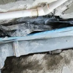 Przelewanie wody w rurach – przyczyny, skutki i jak temu zapobiec skutecznie