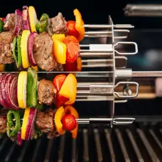 Kolorowe szaszłyki z mięsem i warzywami na rożnie, idealne do grillowania. Oto sprawdzone przepisy na grilla!