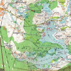 Mapa turystyczna z zaznaczonymi atrakcjami Wigierskiego Parku Narodowego: jeziora, wsie, rezerwaty.