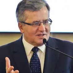 Mężczyzna w garniturze i okularach przemawia do mikrofonu, gestykulując. Czy prezydent może odwołać premiera?