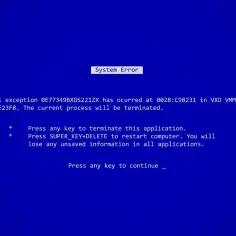 Niebieski ekran błędu systemu, znany jako bluescreen, z komunikatem o śmiertelnym wyjątku i instrukcjami restartu komputera.