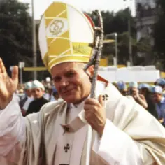 Papież Jan Paweł II w białej szacie i żółto-białej mitrze, z pastorałem w dłoni, pozdrawia tłum. Niech zstąpi duch Twój i odnowi ziemię.