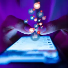 Palce na ekranie smartfona, nad nimi unoszą się ikony polubień i serduszek. Tak można zacząć szukać kogoś na FB po Instagramie.