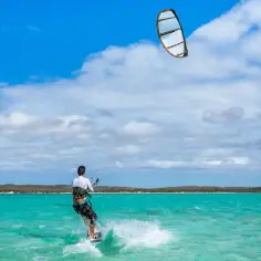 Jak pływać na kitesurfingu: uniknij najczęstszych błędów początkujących