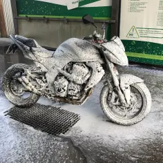 Motocykl pokryty pianą na myjni samoobsługowej. Czy można myć motocykl na myjni? Tak, jak widać, jest to możliwe.