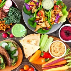 Kolorowe warzywa, hummus, falafele i smoothie – tak wyglądają pyszne dania, co jedzą weganie.