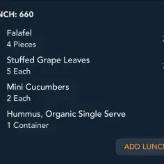 Posilek lunch: 660 kcal. Zawiera falafel, gołąbki w liściach winogron, mini ogórki i hummus. Hummus, organiczny, 1 porcja: 170 kcal.