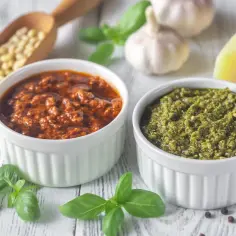 Dwa rodzaje pesto: zielone i czerwone, z bazylią, czosnkiem, orzeszkami pinii i parmezanem. Zastanawiasz się, jak długo trzymać w słoiku i jakie są objawy zepsucia?