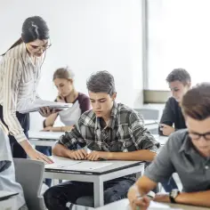 W której klasie dochodzi fizyka i chemia? Kluczowe informacje dla rodziców
