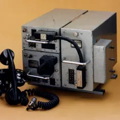 Stary telefon i aparat, jakby z czasów, kiedy wynaleziono telefon.