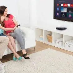 Rodzina ogląda telewizję. Czy smart TV potrzebuje anteny? Nie, jeśli korzysta z internetu i dekodera.