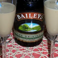 Dwa kieliszki z kremowym drinkiem z Baileys, obok butelka tego irlandzkiego likieru. Idealny na wieczór.