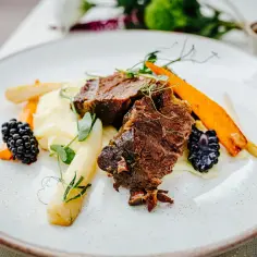 Gdzie zjeść w Kamiennej Górze? Odkryj najlepsze restauracje i kawiarnie