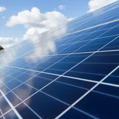 Comprendre les panneaux solaires photovoltaïques : avantages et coûts