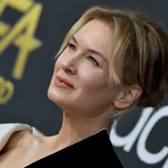 Renee Zellweger, gwiazda wielu filmów, na tle logo Hollywood Film Awards.