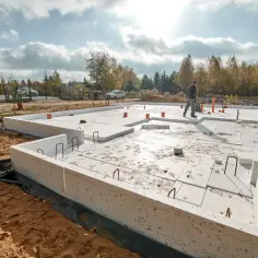 Budowa fundamentów garażu z betonu i styropianu, widok na plac budowy.
