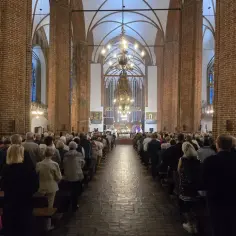 Dlaczego kolumny w katedrze Kołobrzeg są krzywe? Odkryj przyczyny