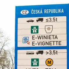 Znak informuje o konieczności zakupu winiety na czeskie autostrady. Winiety na Czechy są wymagane dla pojazdów do 3,5 tony.