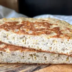 Dwa kawałki puszystego pieczywa keto z widocznymi nasionami, idealne na śniadanie.