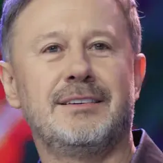 Zbliżenie na twarz Andrzeja Piasecznego, artysty znanego z wielu wspaniałych utworów.