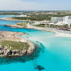 Piękne, turkusowe wody i piaszczyste plaże Cypru zachęcają do wypoczynku. Czy Cypr jest bezpieczny? Tak, to idealne miejsce na wakacje.