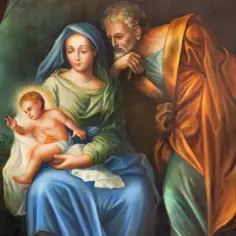 Obraz przedstawia Świętą Rodzinę: Maryję trzymającą Dzieciątko Jezus, obok Józef.