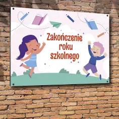 Radosne dzieci świętują zakończenie roku szkolnego. W tle książki, kredki i samoloty z papieru.