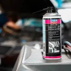 Puszka preparatu do czyszczenia wtrysków Liqui Moly Pro-Line, gotowa do użycia podczas prac przy silniku.