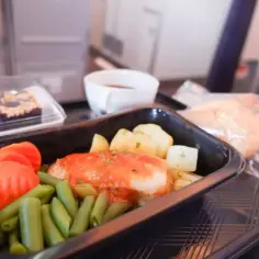 Czy można przewozić jedzenie w bagażu podręcznym Wizz Air? Oto zasady