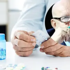 Lekarz trzyma blister tabletek, obok butelki z lekami. Czy to paracetamol po terminie?