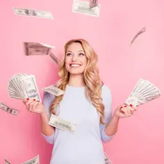 Uśmiechnięta kobieta rzuca banknotami dolarów, zastanawiając się, ile zarabia kierowca Bolt.