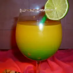 Kolorowy drink z Żabki, ozdobiony plasterkiem limonki i cukrowym rantem. Idealny na letnie popołudnie.