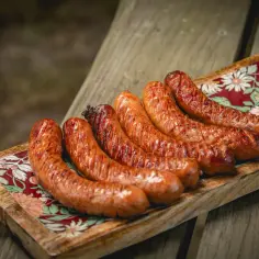 Idealna kiełbasa na grilla, rumiana i soczysta, czeka na rozkoszowanie się smakiem.