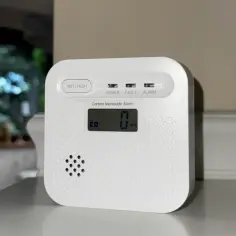 Biały czujnik czadu z wyświetlaczem pokazującym 0 ppm.