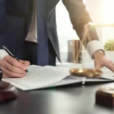 Ile zarabia radca prawny po aplikacji? Zaskakujące fakty i różnice