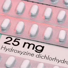 Opakowanie tabletek Hydroxyzine 25 mg. Lek ten, w przeciwieństwie do relanium, jest często stosowany na alergie.