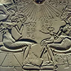 Relief przedstawiający tytuł władców Egiptu: Akhenaten i Nefertiti z dziećmi pod promieniami Atona.