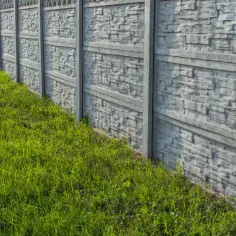 Jak skutecznie malować płot betonowy – wybór farb i techniki malowania