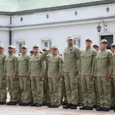 Żołnierze w mundurach stoją w szeregu. Ich zarobki są zapewne adekwatne do służby.