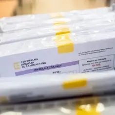 Paczki arkuszy egzaminacyjnych Centralnej Komisji Egzaminacyjnej. Czy egzaminy próbne są obowiązkowe? To pytanie nurtuje wielu uczniów.