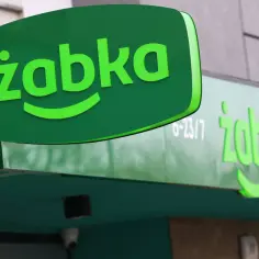 Zielony szyld Żabki. Zastanawiasz się, ile zarabia pracownik Żabki netto? Sprawdź aktualne oferty pracy!