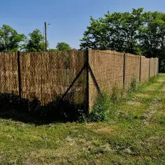 Skuteczne sposoby na zasłonięcie płotu z siatki dla większej prywatności