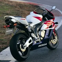 Honda CBR 1000RR ile do setki - Zaskakujące osiągi i porównania