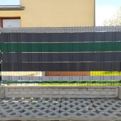 Czym zasłonić płot betonowy? Sprawdzone metody na poprawę wyglądu