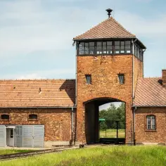Gdzie znajduje się obóz Auschwitz-Birkenau? Odkryj jego mroczną historię