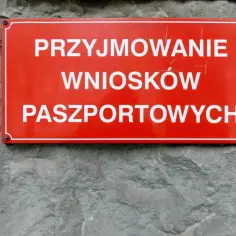 Czerwony znak informuje o przyjmowaniu wniosków paszportowych. Czy mogę odebrać paszport za żonę?