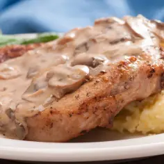 Schab w sosie śmietanowym z pieczarkami, podany z puree ziemniaczanym i fasolką szparagową. Pyszny obiad.
