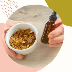 Surowy propolis w miseczce i buteleczka z kroplomierzem. Zastanawiasz się, **propolis na co**? To naturalny środek o wielu zastosowaniach.