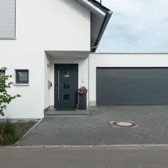 Nowy dom z nowoczesnym garażem, idealny na kredyt hipoteczny na garaż.